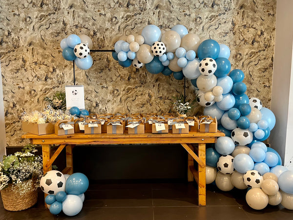 Arche de ballons de football bleus